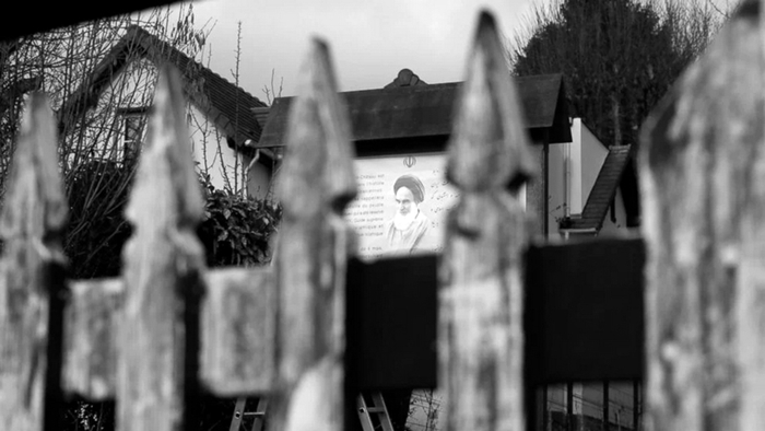 Navê Xumeynî ji Parîsê bi temamî hat rakirin: Berhemeke pistevaniya jinên îranî tê çêkirin!