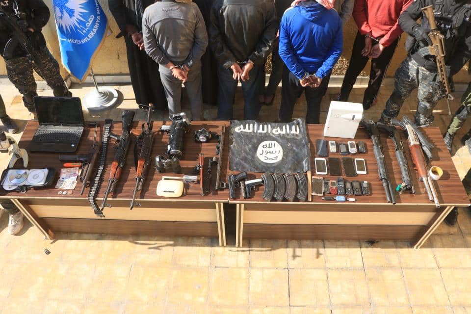 Reqa | 9 çekdarên DAISê tevî çekên wan hatin desteserkirin