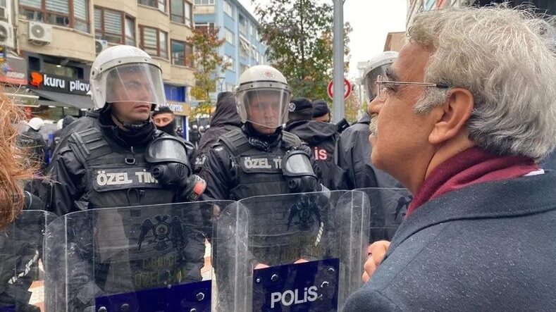 Tirkiye | Ji serokên partiyên opozîsyonê bertekên bo dorpêça ser hevserokên HDPê...