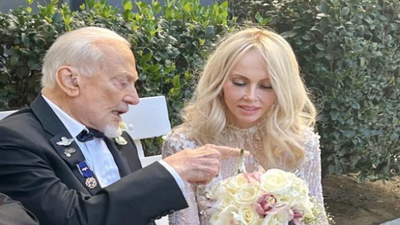 Astronotê ku çûbû ser heyvê di 93 saliya xwe de cara sêyem zewicî!