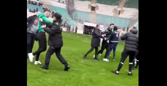 Lîstikvanên Bursasporê li nav stadyûmê êrîsî lîstikvanên Amedsporê kir