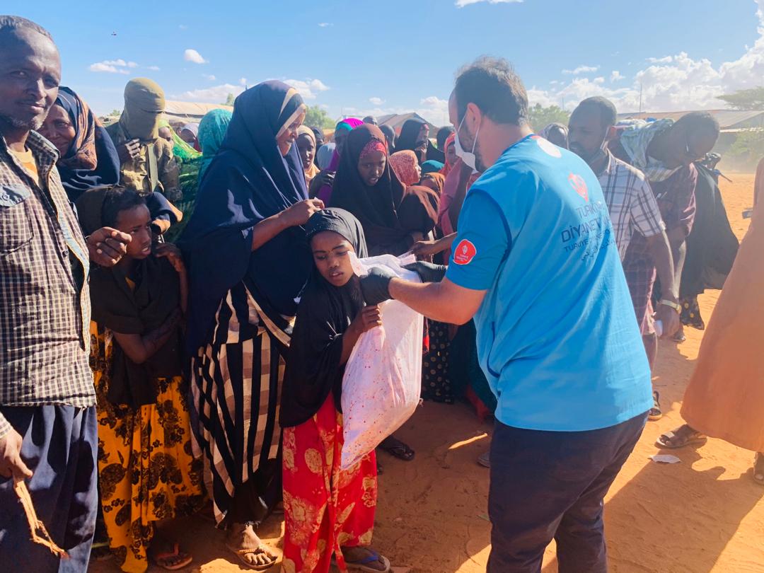 Weqfa Diyanetê ya Tirkiyê li Somaliyê ji bo yek mîlyonekî kesên muhtac gost belav kir