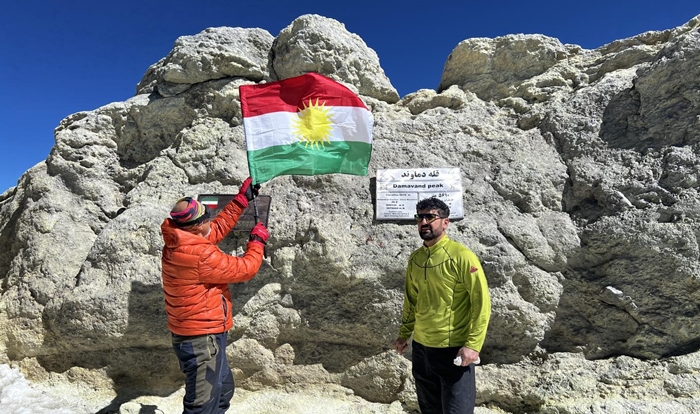 Ala Kurdistanê li ser çiyayê herî bilind ê Rojhilata Navîn hat bilind kirin