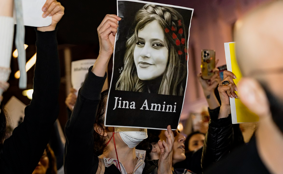 Di çalakiyên bibîranîna Jîna Emînî de bi sedan jin hatin desteserkirin