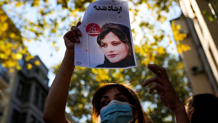 Hikûmeta Brîtanyayê rayedarên Îranê ceza kir