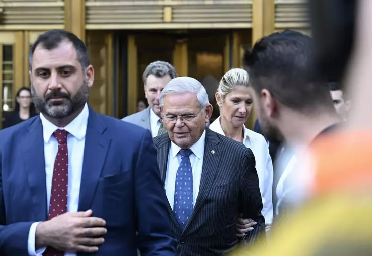 Ji bo Menendez, qedexeya derveyî welêt hat danîn