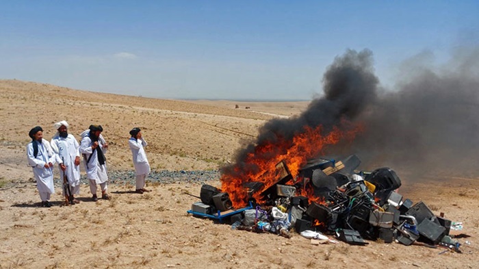 Talîbanê amûrên muzîkê sewitand: 'Muzîk bêehlaqî ye, divê bê tunekirin!'