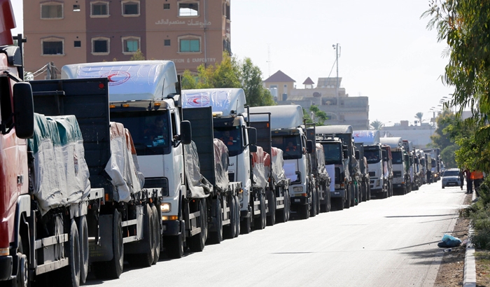 Di roja ewil a tetbîqata însanî de 200 kamyon alîkarî ji bo Xezzeyê hatin sandin