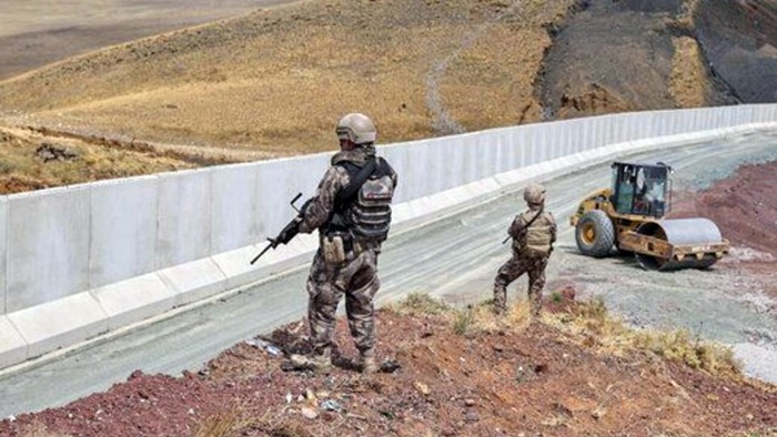 Li ser sînorên Serê Kaniyê û Idlibê 5 kes bi guleyên leskeran birîndar bûn