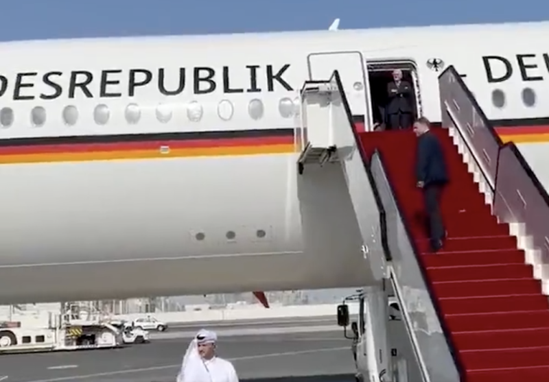 Serokomarê Almanyayê bi qasî 30 deqîqeyan li ber deriyê balafirê sekinî