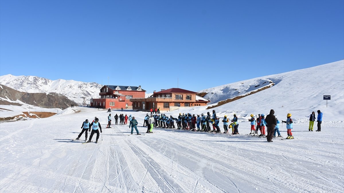 Li Hakkariya demsala semateka ser berfê destpêkir