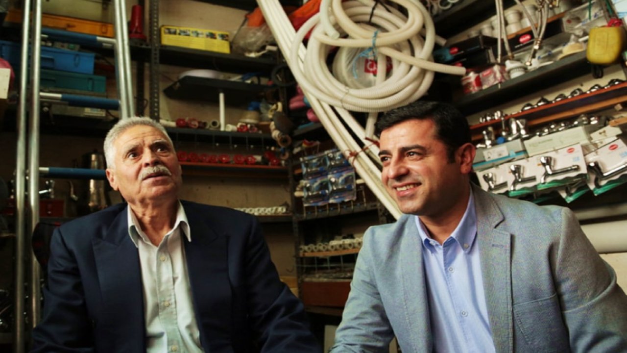 Demirtas ji bo ‘protestokirina rehînetiya siyasî’ neçû merasîma cenazeyê bavê xwe