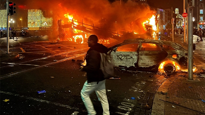 Pistî êrîsa bi kêrê ya penaberekî li Îrlandayê alozî mezin dibe