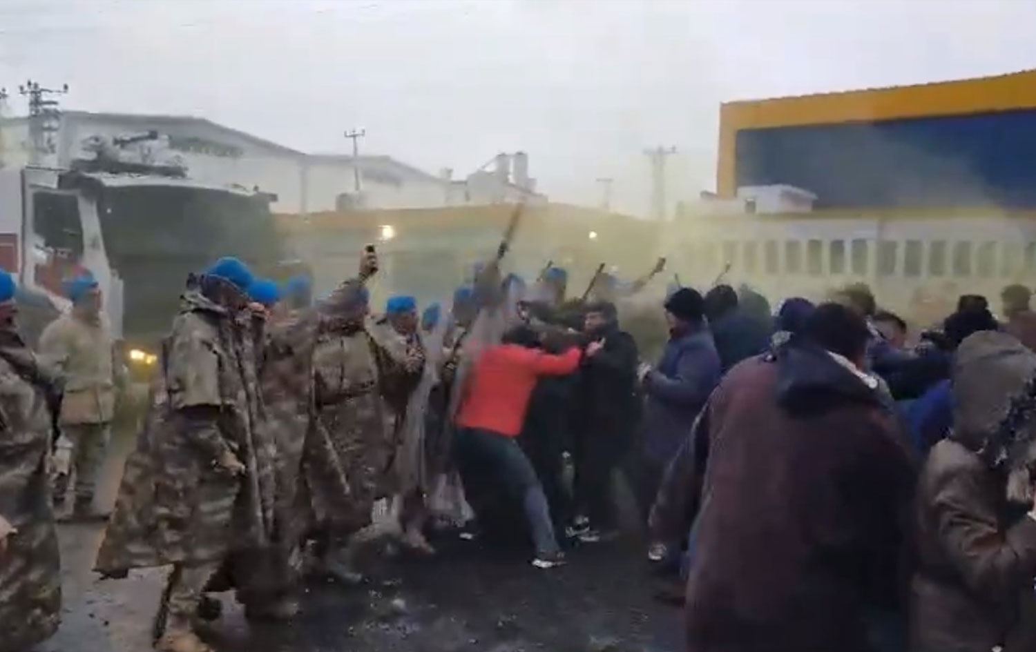 Li Ruhayê 20 karker û sendîqavan di grevê de hatin desteserkirin