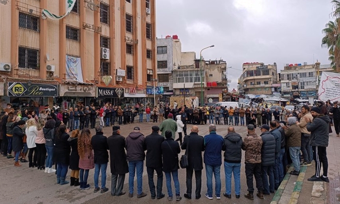 Sûriye | Xwepêsanderan wêneyên Esed qetand û ketin avahiya Partiya Beasê