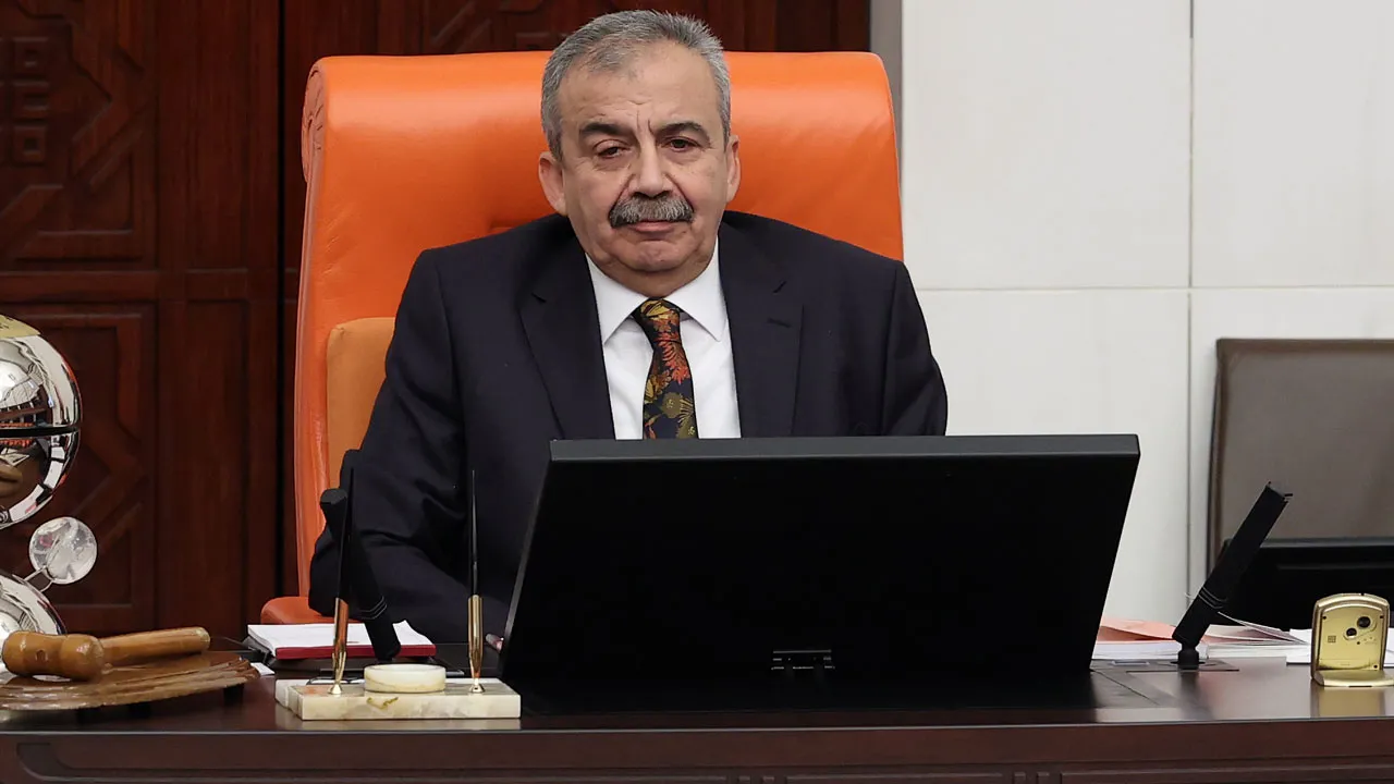 Sirri Sureyya Onder bersiva îdiaya wê ji Îzmîrê bibe namzet da