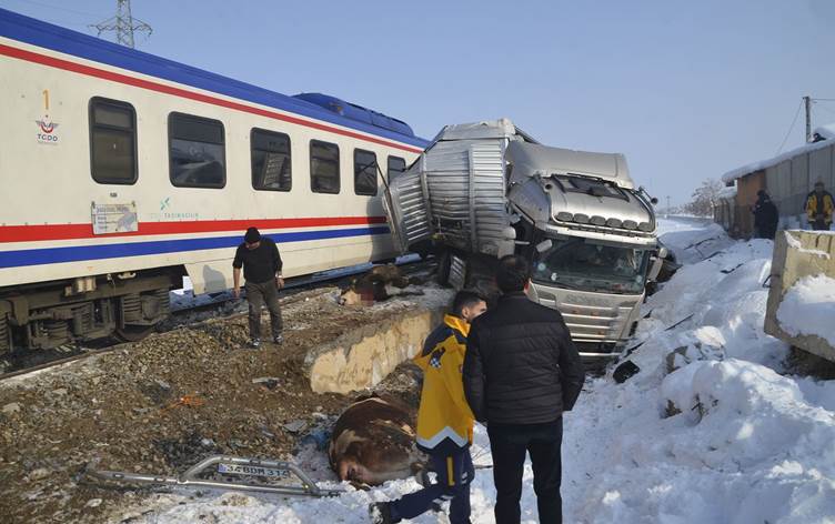 Li Mûsê trênê li barhilgira gamês tê de bûn xist: 2 kesan can da, gelek ajal mirar ketin