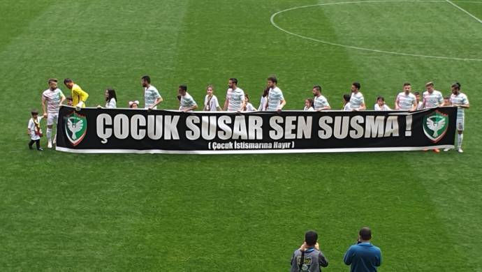 Amedsporê pankarta 'Zarok bêdeng bin jî bêdeng nemîne!' vekir