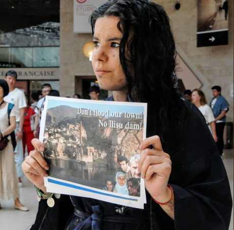 Hunermendan ji bo Heskîfê li Muzexaneya Louvreyê çalakiyek pêk anîn