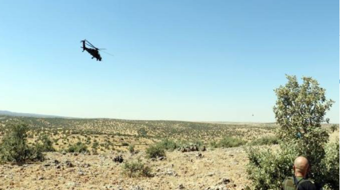 Leskeran gundî li hewsa qereqolê kom kirin û bi saetan li bin tavê histin