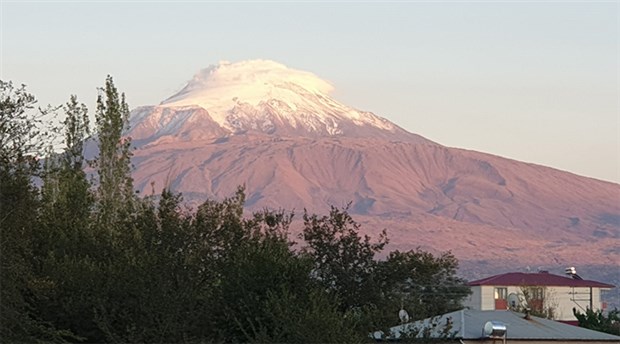 Çiyayê Agirî bi yekem berfa salê spî bû
