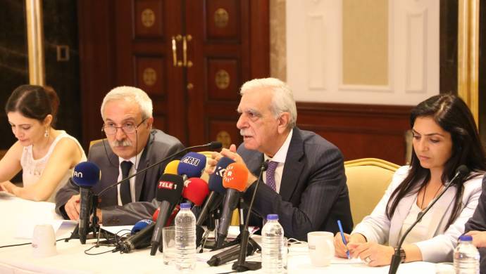 Ahmet Turk li civîna Stenbolê axivî: Êdî pirsa Kurd bûye pirsa demokrasiyê...