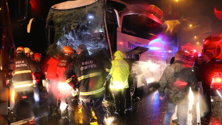 Otobûsa Diyarbekirê li TIRê qelibî: 30 kes birîndar bûn