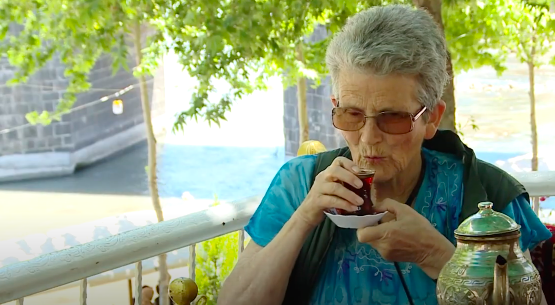 79 yasinda Kürtçe ögrenen Britanyali: Anadilinize sahip çikin