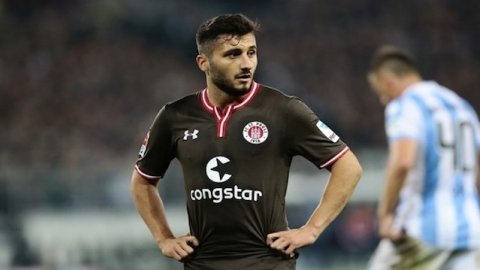 Isgale destek veren Türk futbolcu kadro disi birakildi