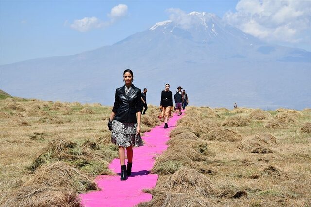 Agri Dagi’da ‘Dosso Dossi Fashion Show’ defilesi