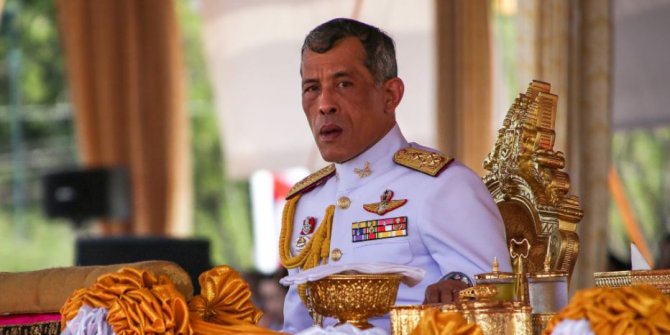 Tayland Krali, sevgilisini önce afetti sonra...