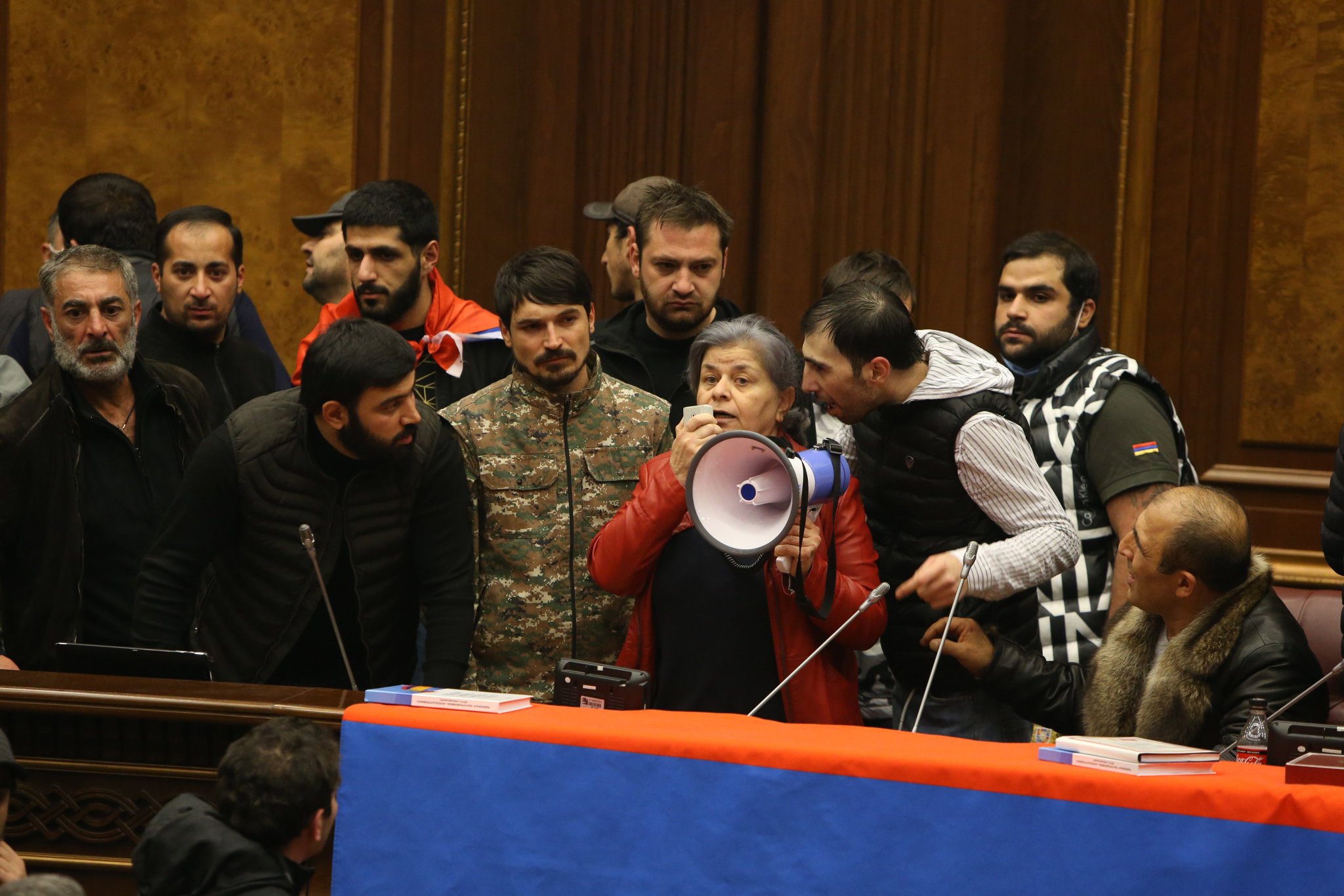 VIDEO | Ermenistan’da halk hükümet binasini basti!