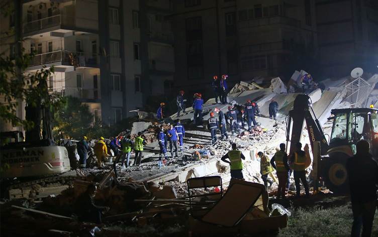 Izmir’de can kaybi 39’a, yarali 885’e yükseldi