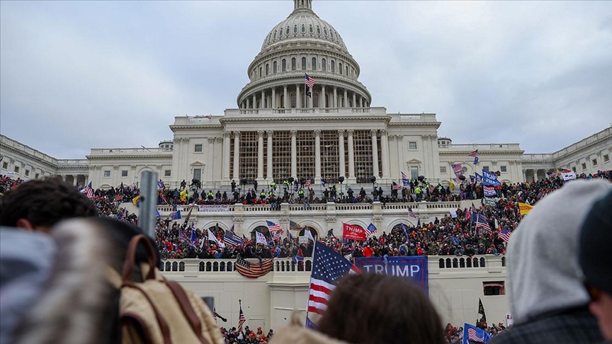 Trump’in ayrilmasini talep eden Disisleri Bakanligi yetkilisi görevden alindi!