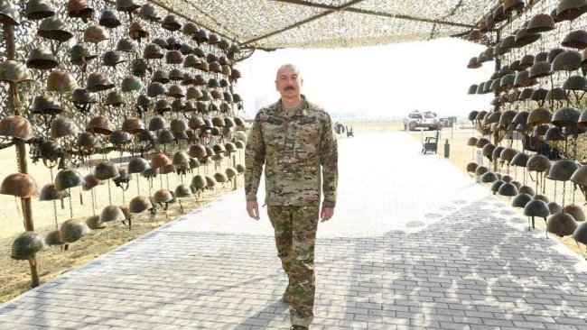 Aliyev öldürülen Ermeni askerlerin migferleri ile poz verdi!