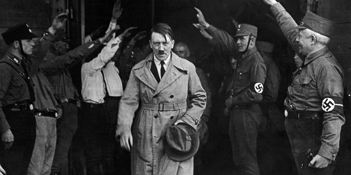 Hitler'e ait esyalari açik artirima sunan Avustralyali müzayedenin evine tepki yagdi!