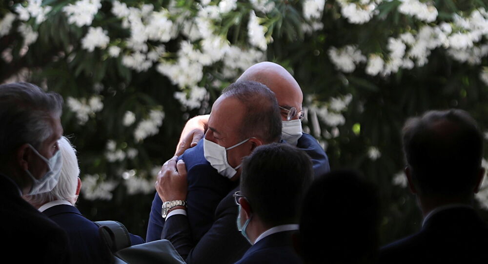Yunanistan Disisleri Bakani Dendias, Çavusoglu ile kucaklasmasini anlatti
