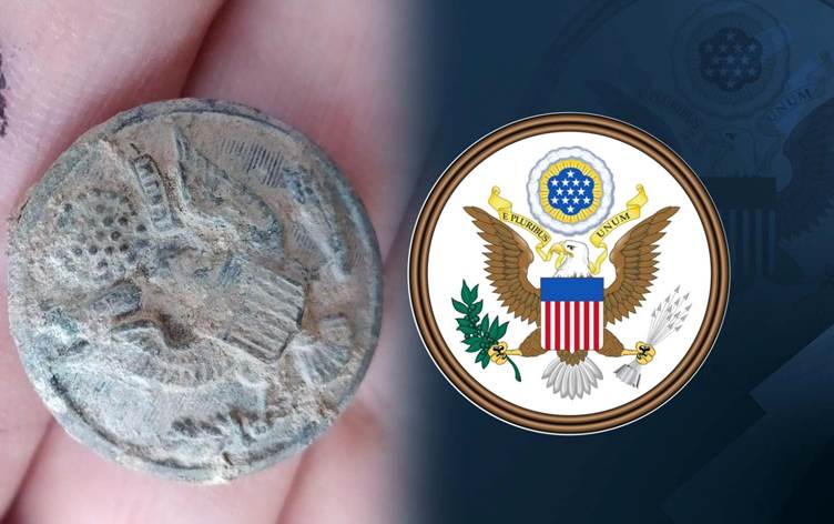 Diyarbakir’da ABD’nin ilk resmi slogani olan rozet bulundu!