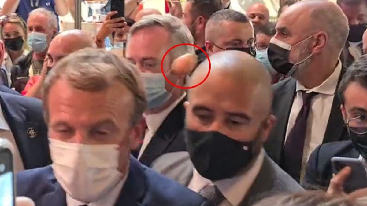 Fransa Cumhurbaskani Emmanuel Macron'a 'yumurtali' saldiri!