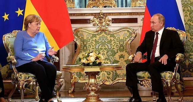 Merkel ile Putin arasinda ortak basin toplantisinda gerginlik!