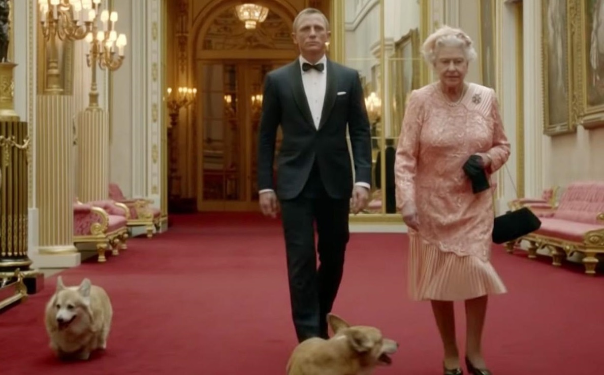 Kraliçe'den pandemi ile mücadele edenlere Kraliyet madalyasi!