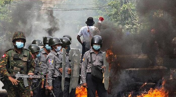 Darbeci ordu, 160'dan fazla binayi atese verdi!