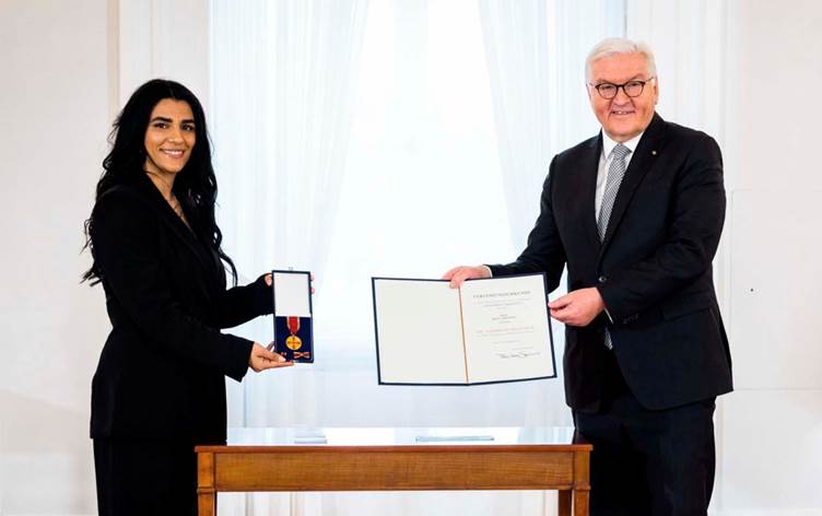 Rojavali Kürt kadin, Almanya Liyakat Nisani’ni aldi!