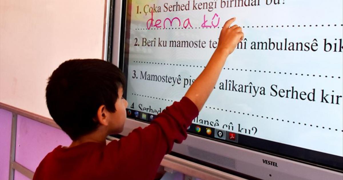 Ögrencileriyle Kürtçe konusan ögretmene sürgün: Gözaltina alinmak istendi!