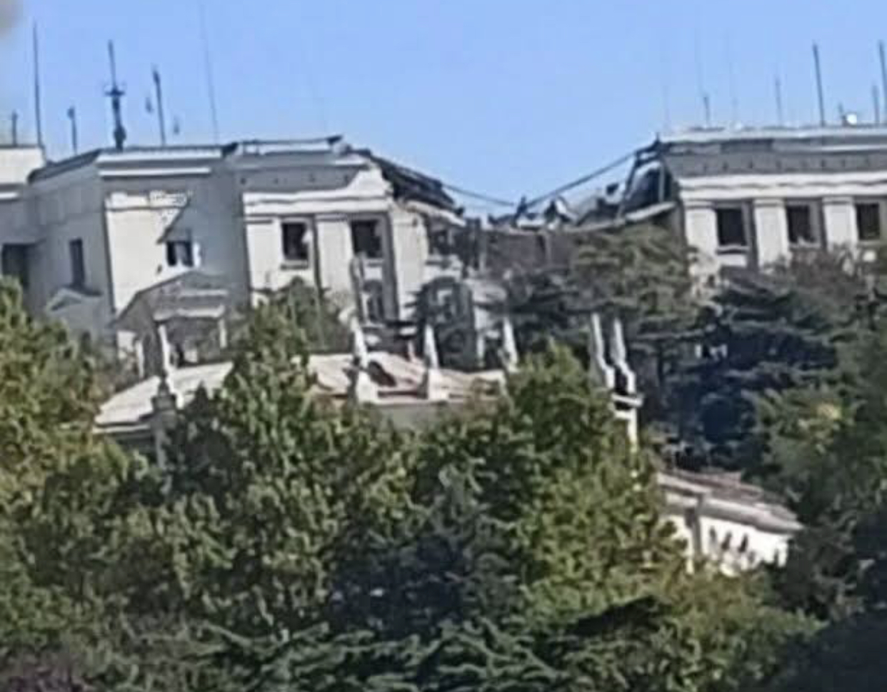 Ukrayna Kirim'da Rusya'nin Karadeniz Filo Karargahi'ni vurdu