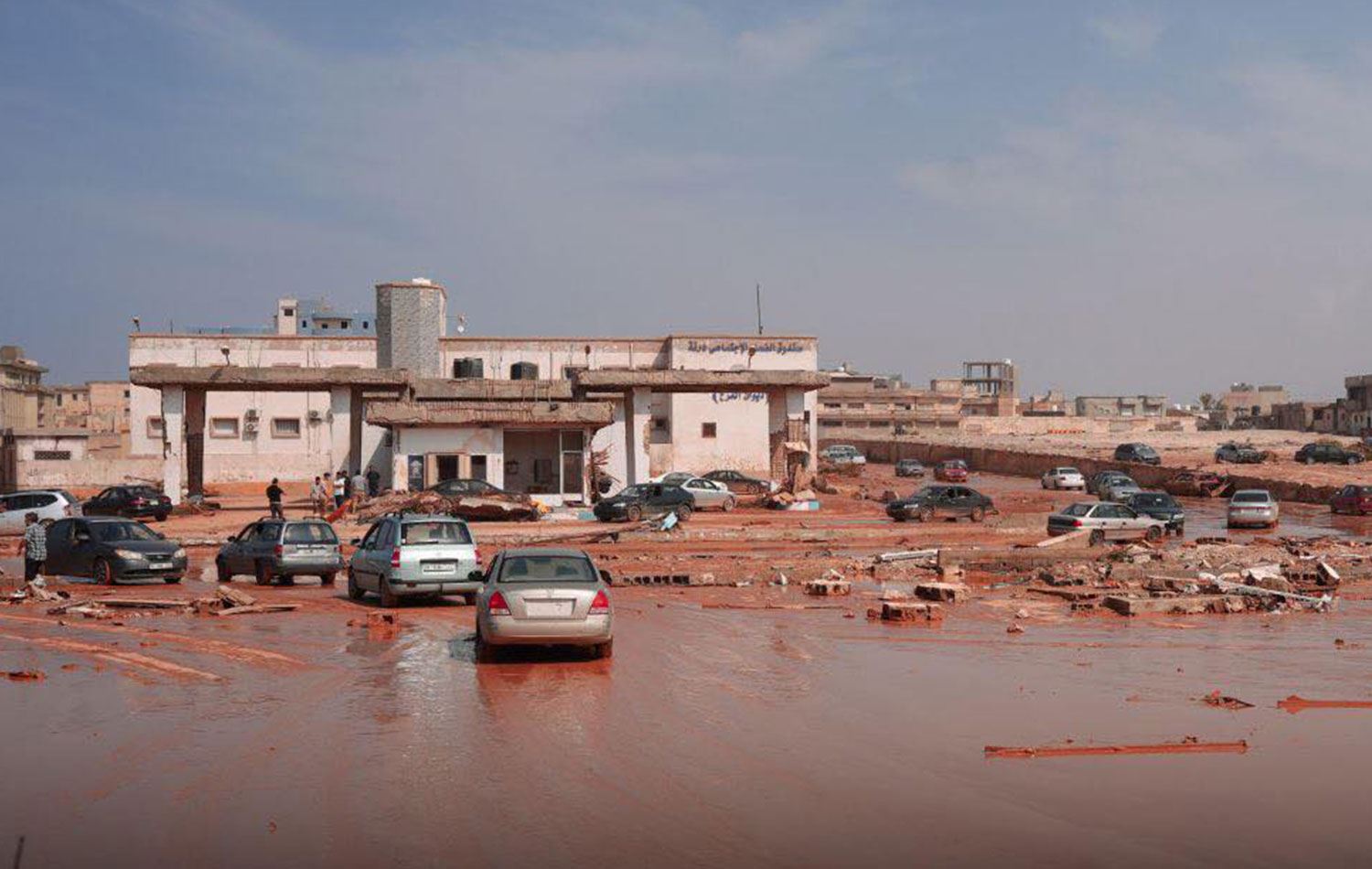 Libya'da sel: Ölenler toplu mezara gömülüyor!