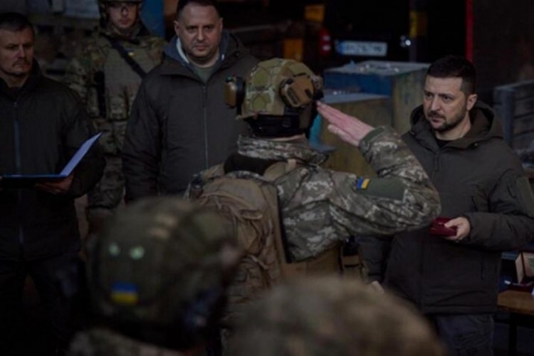 Zelenskiy Donetsk’teki cephe hattini ziyaret etti