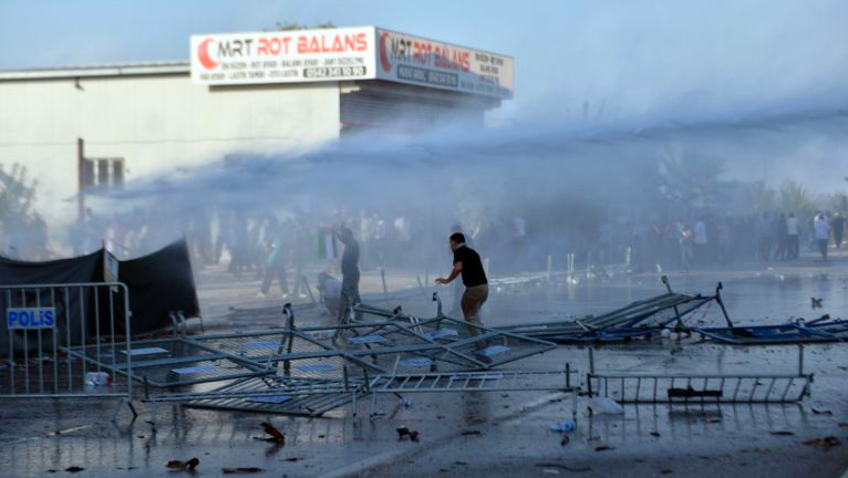 Incirlik Üssü’ne girmeye çalisan Filistin yanlisi göstericilere polis müdahalesi