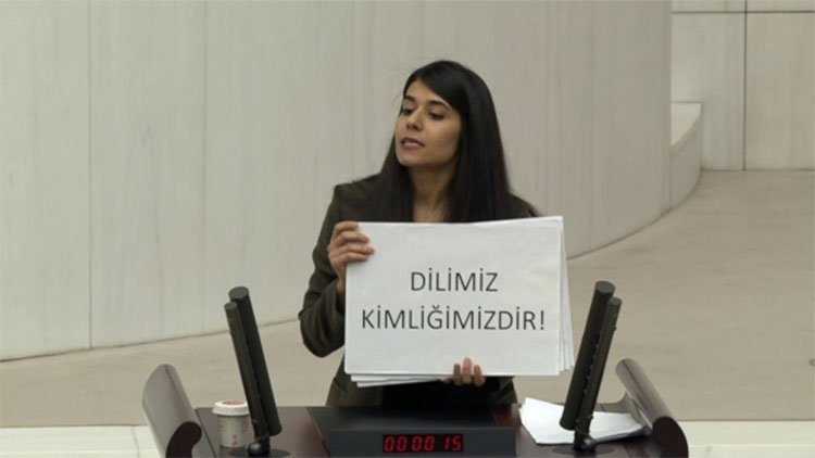 Mecliste Kürtçe konustu, karsiligini Türkçe dövizlerle gösterdi