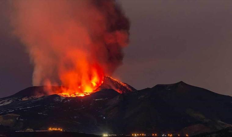 Italya’da Etna Yanardagi yeniden faaliyete geçti